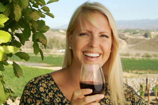 Kvinna klunkar vin i lantlig miljö — Stockfoto
