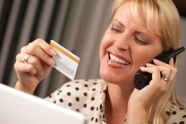 Donna con carta di credito su telefono, computer portatile — Foto Stock