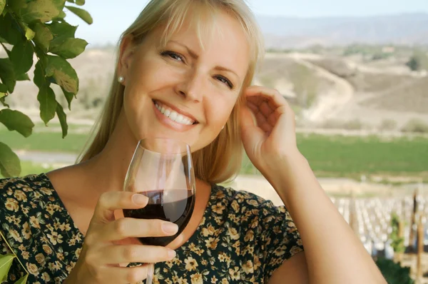 Krásná žena doušky víno v vienyard — Stock fotografie
