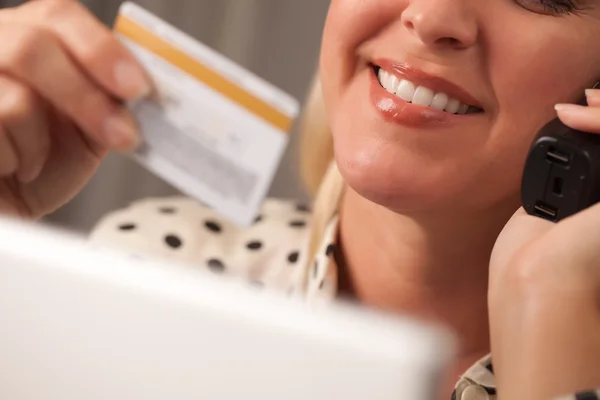 Женщина с кредитной картой на телефоне, ноутбуке — стоковое фото