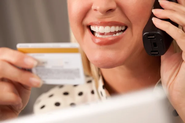 Γυναίκα με πιστωτική κάρτα στο τηλέφωνο, φορητό υπολογιστή — Φωτογραφία Αρχείου