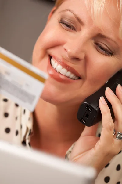 電話でクレジット カードを持つ女性のラップトップ — ストック写真