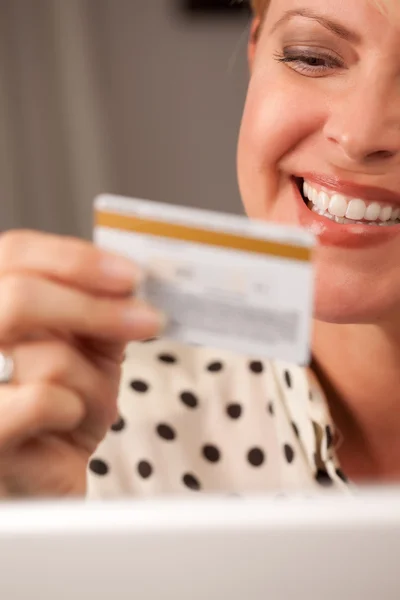 クレジット カードを保持している彼女のラップトップ上の女性 — ストック写真