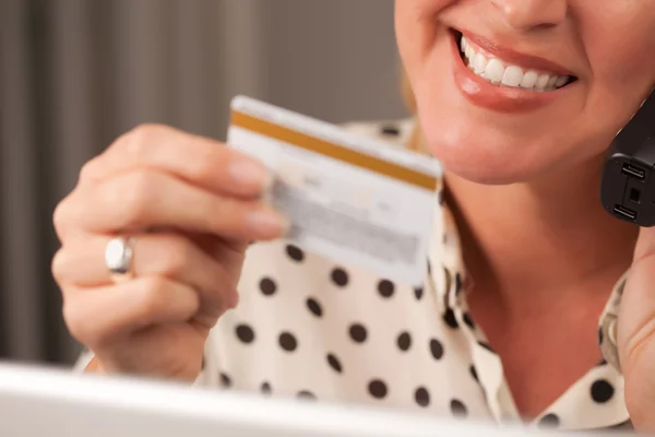 Mulher com cartão de crédito no telefone, laptop — Fotografia de Stock