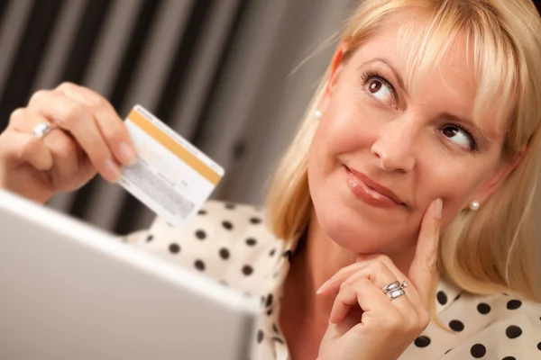 Γυναίκα στο φορητό της, κρατώντας την πιστωτική κάρτα — Φωτογραφία Αρχείου