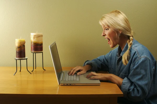 Kobieta za pomocą laptop z serii — Zdjęcie stockowe
