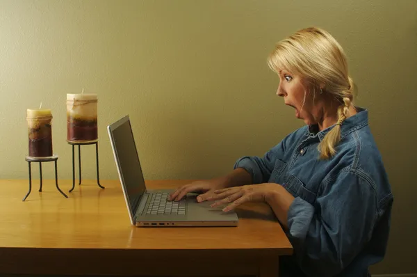 Dizüstü bilgisayar serisi kullanan kadın — Stok fotoğraf