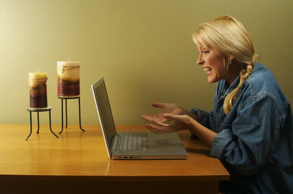 Mujer usando la serie del ordenador portátil —  Fotos de Stock