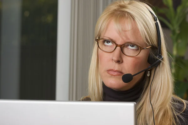 Aantrekkelijke zakenvrouw met telefoon hoofd — Stockfoto