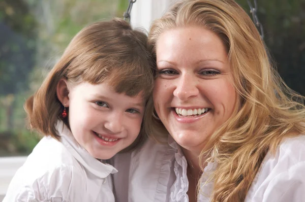 Ung mamma och dotter njuta av en personlig stund — Stockfoto