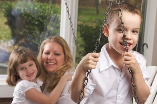 Moeder en kinderen genieten van een leuke moment — Stockfoto