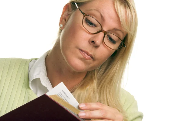 Attraktiv kvinna läser — Stockfoto