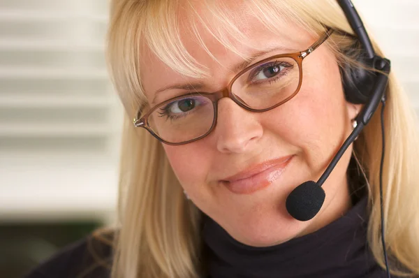 Attraente donna d'affari con testa del telefono — Foto Stock
