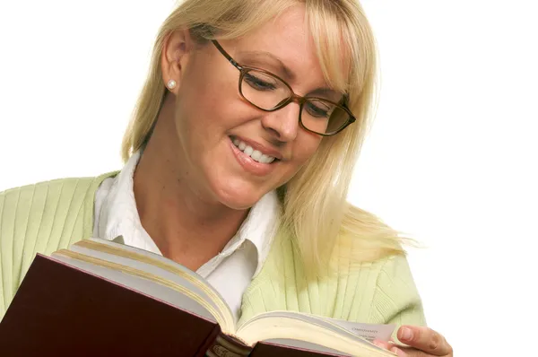 Attraktive Frau liest mit Buch — Stockfoto