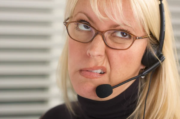 Telefon kafa ile sıkılmış iş kadını — Stok fotoğraf