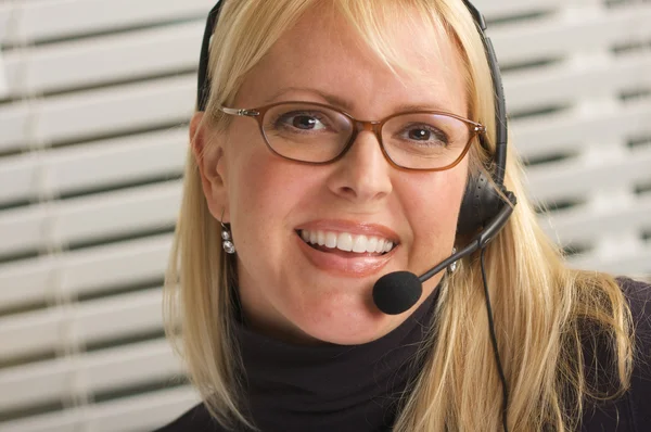Attrayant Businesswoman avec tête de téléphone — Photo