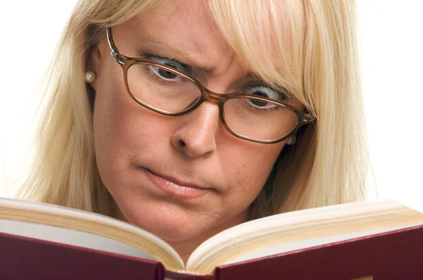 Žena převezme zpět při čtení — Stock fotografie