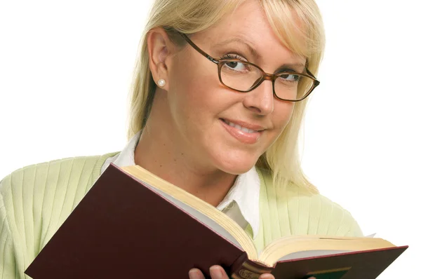 Attraktiva student med glasögon läsning — Stockfoto