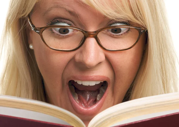 Žena převezme zpět při čtení — Stock fotografie