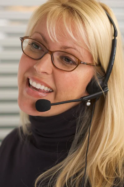 Attraente donna d'affari con testa del telefono — Foto Stock