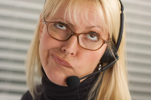Verveeld zakenvrouw met telefoon hoofd — Stockfoto