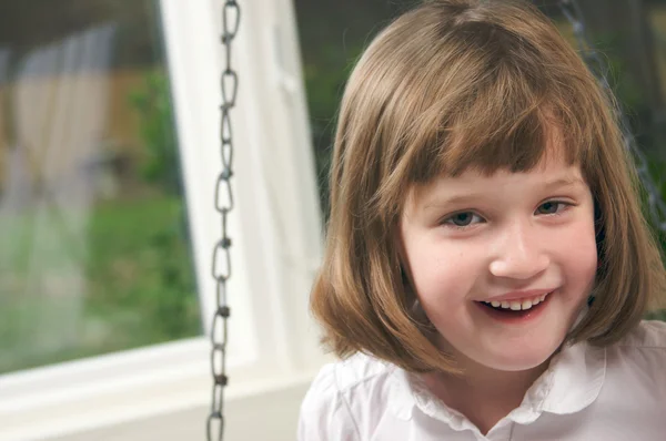 Bedårande flicka innebär för ett roligt porträtt — Stockfoto