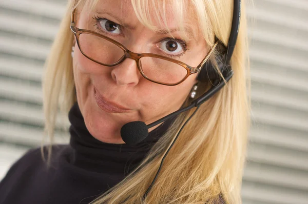 Telefon kafa ile sıkılmış iş kadını — Stok fotoğraf