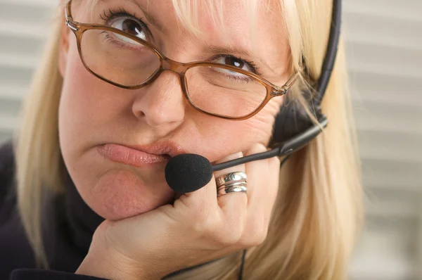 Aburrido mujer de negocios con cabeza de teléfono — Foto de Stock