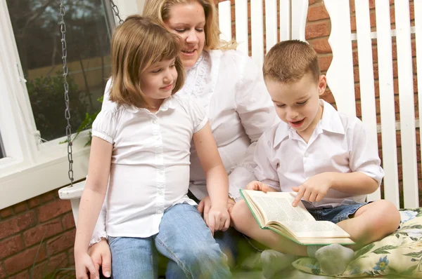 Young Boy Reads to His Mother and Sister — Stock Photo, Image