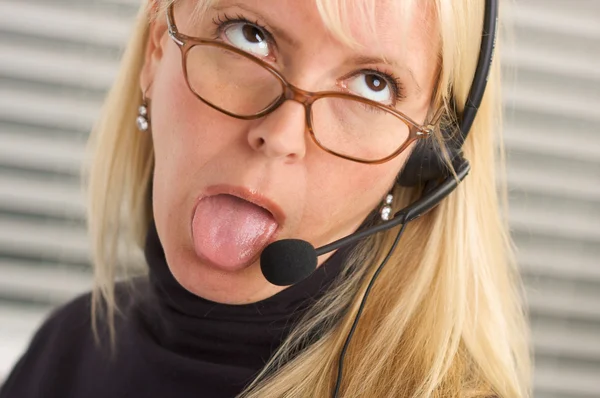 Uttråkad affärskvinna med telefonen huvud — Stockfoto