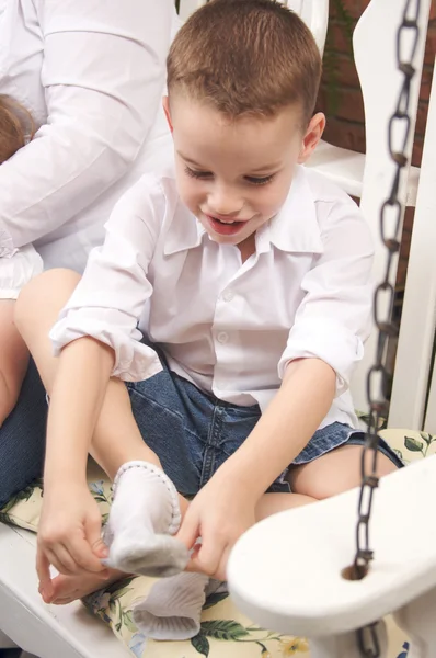 Ung pojke att få klädd sätta hans strumpor — Stockfoto