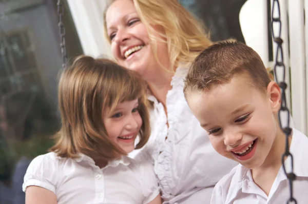 Moeder en kinderen genieten van een leuke moment — Stockfoto