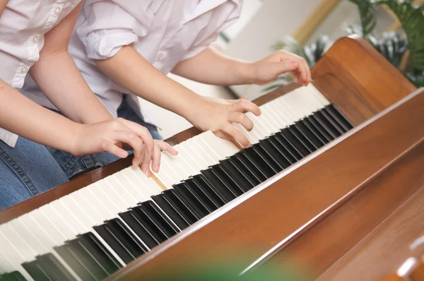 Bruder und Schwester spielen zusammen Klavier — Stockfoto