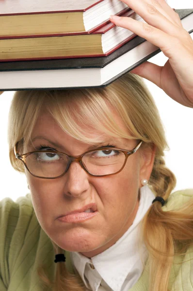 Mulher irada com seus livros na cabeça dela — Fotografia de Stock