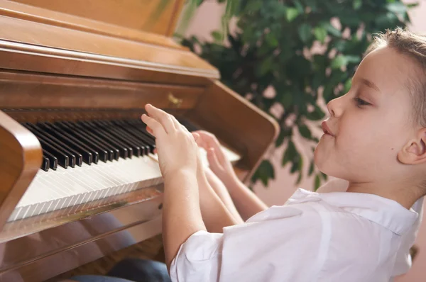 Brother and Sister Playing the Piano Together — Stock Photo, Image