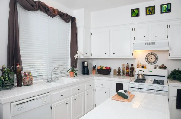 Moderní bílý interiér kuchyně — Stock fotografie