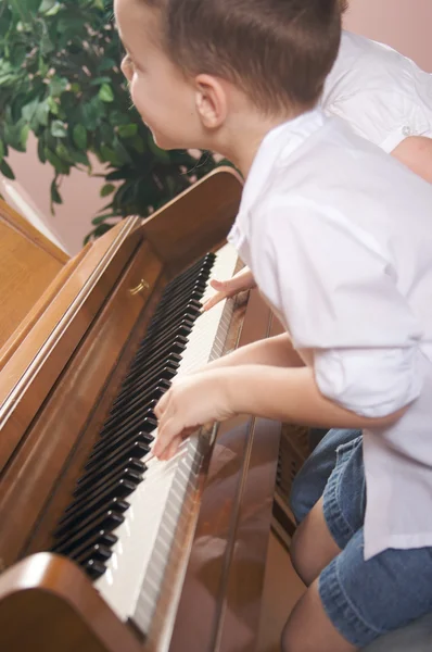 Bratr a sestra spolu hrají na klavír — Stock fotografie
