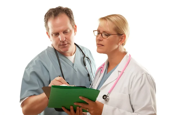 Lekarze mężczyzna i kobieta, patrząc na plik — Zdjęcie stockowe