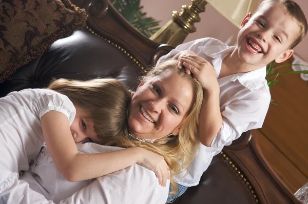 Matka a děti, užívat si zábavné chvíle — Stock fotografie