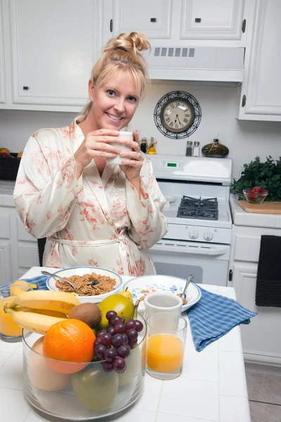 Mulher atraente na cozinha com frutas, café , — Fotografia de Stock