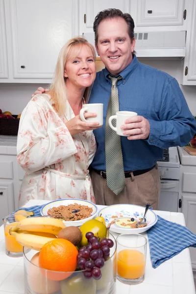 Счастливая женщина и бизнесмен на кухне — стоковое фото