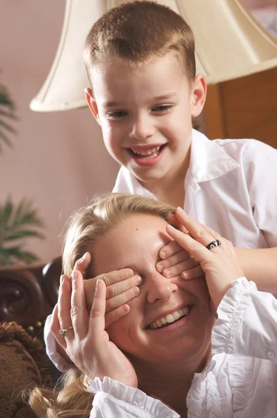 Jonge moeder en zoon genietend van een aanbesteding moment — Stockfoto
