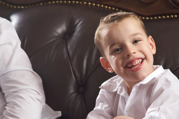 Entzückender kleiner Junge mit blauen Augen lächelt — Stockfoto