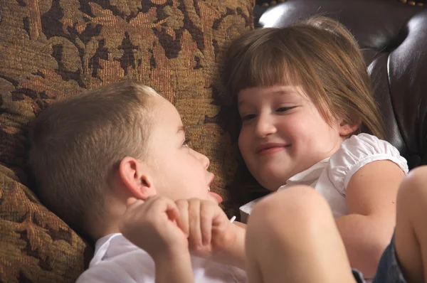 Hermano y hermana divirtiéndose en el sofá —  Fotos de Stock