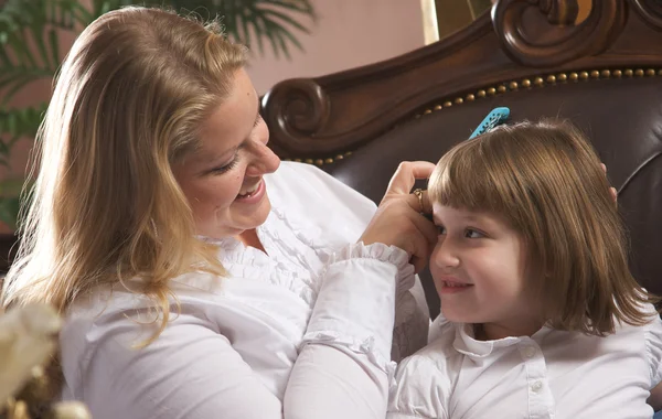 Ung mor och dotter borstar håret — Stockfoto