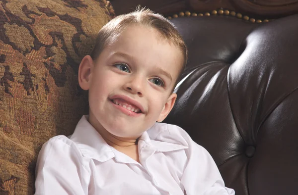 Glad bedårande ung pojke med blå ögon — Stockfoto