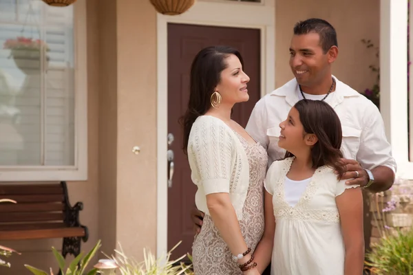 Família hispânica na frente do novo lar — Fotografia de Stock