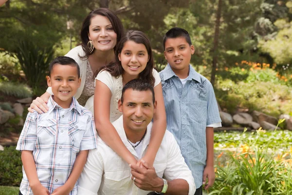 Szczęśliwa rodzina hiszpanin w parku — Zdjęcie stockowe