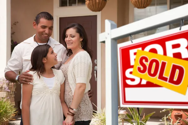 Spansktalande familj framför nya hem — Stockfoto