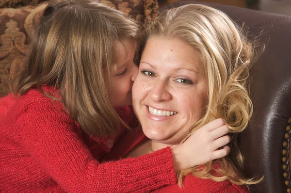 Jovem mãe e filha desfrutando de um abraço — Fotografia de Stock
